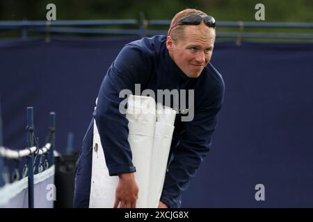 Ilkley, Regno Unito. 17 giugno 2024. Ilkley Tennis Club, Inghilterra, 17 giugno 2024: Membro dello staff con copertura antipioggia al Ilkley Tennis Club il 17 giugno 2024. (Sean Chandler/SPP) credito: Foto SPP Sport Press. /Alamy Live News Foto Stock