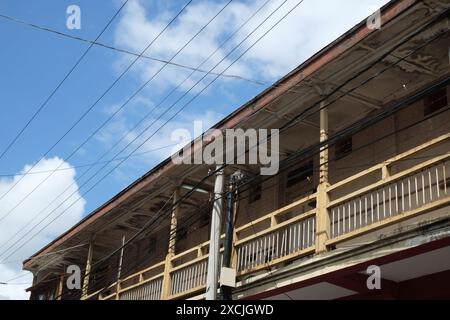 Balcone al secondo piano con un'antica ringhiera in ferro in un edificio classico. Foto Stock