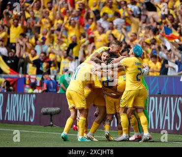 Monaco, Germania. 17 giugno 2024. I giocatori rumeni festeggiano il punteggio ottenuto durante la partita UEFA Euro 2024 del gruppo e tra Romania e Ucraina a Monaco di Baviera, Germania, il 17 giugno 2024. Crediti: Philippe Ruiz/Xinhua/Alamy Live News Foto Stock