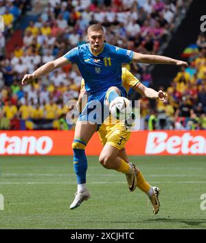 Monaco, Germania. 17 giugno 2024. Artem Dovbyk (davanti) dell'Ucraina gareggia durante la partita UEFA Euro 2024 del gruppo e tra Romania e Ucraina a Monaco di Baviera, Germania, il 17 giugno 2024. Crediti: Philippe Ruiz/Xinhua/Alamy Live News Foto Stock