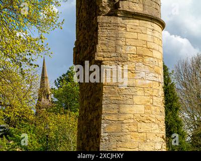 Sezione delle mura di pietra del Castello di Knaresborough, una fortezza in rovina che si affaccia sul fiume Nidd nella città di Knaresborough, North Yorkshire, Regno Unito Foto Stock