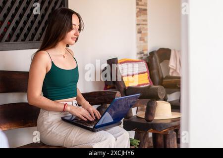 stile di vita: una giovane donna lavora e studia da casa con il suo laptop Foto Stock
