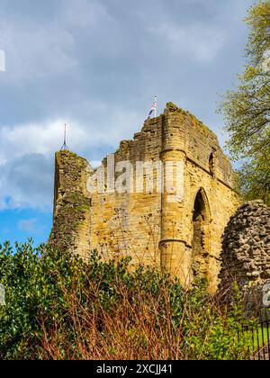 Vista esterna delle mura di pietra del castello di Knaresborough, una fortezza in rovina che si affaccia sul fiume Nidd nella città di Knaresborough, North Yorkshire, Regno Unito Foto Stock