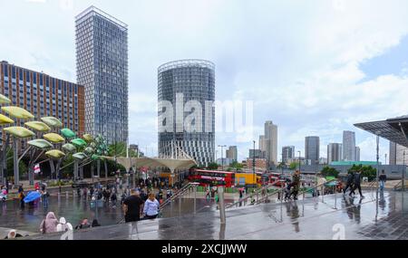 Centro di Stratford, Stratford, Londra est, mostra la stazione degli autobus e appartamenti di lusso in una giornata umida a giugno. Foto Stock