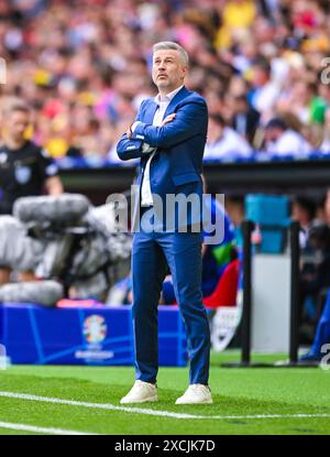Allenatore Edward Iordanescu Romania schaut zu, UEFA EURO 2024 - gruppo e, Romania vs Ucraina, Fussball Arena Muenchen AM 17. Giugno 2024 a Monaco, Germania. Foto von Silas Schueller/DeFodi Images Trainer Edward Iordanescu Romania guarda sopra, UEFA EURO 2024 - gruppo e, Romania vs Ucraina, Munich Football Arena il 17 giugno 2024 a Muenchen, Germania. Foto di Silas Schueller/DeFodi Images Defodi-738 738 ROUUKR 20240617 148 *** l'allenatore Edward Iordanescu Romania guarda su, UEFA EURO 2024 gruppo e, Romania vs Ucraina, Munich Football Arena il 17 giugno 2024 a Monaco, Germania foto di Silas Schueller DeFod Foto Stock
