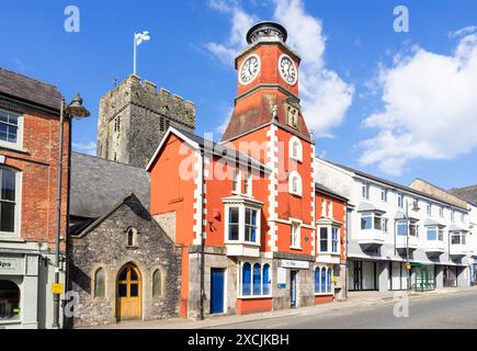 Pembroke Wales - Main Street nel centro della città e torre dell'orologio nella piccola città di Pembroke Pembrokeshire Galles occidentale Regno Unito Europa Foto Stock