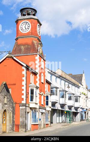 Pembroke Wales - Main Street nel centro della città e torre dell'orologio nella piccola città di Pembroke Pembrokeshire Galles occidentale Regno Unito Europa Foto Stock