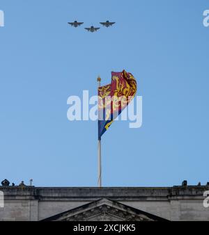 Londra, Regno Unito. 15 giugno 2024. La RAF sorvolò Buckingham Palace con gli Eurofighter Typhoons alla fine della parata dei colori di Trooping con il Royal Standard del Regno Unito. Crediti: Malcolm Park/Alamy Foto Stock