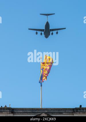 Londra, Regno Unito. 15 giugno 2024. La RAF sorvolò il Globemaster C17 su Buckingham Palace alla fine della parata dei colori con il Royal Standard del Regno Unito. Crediti: Malcolm Park/Alamy Foto Stock