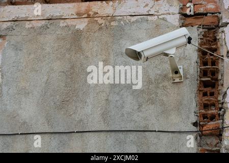 Vecchia videocamera per la sicurezza industriale a parete Foto Stock