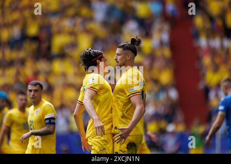 Ianis Hagi, Radu Dragusin durante la partita di UEFA Euro 2024 tra le squadre nazionali di Romania e Ucraina all'Allianz Arena di Monaco, Germania (Maciej Rogowsk Foto Stock