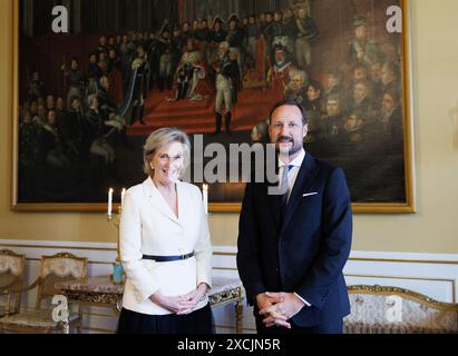 Oslo, Norvegia. 17 giugno 2024. La principessa Astrid del Belgio e il principe ereditario Haakon Magnus di Norvegia nella foto durante un incontro con un membro della famiglia reale norvegese, nel Palazzo reale di Oslo, parte di una missione economica in Norvegia, lunedì 17 giugno 2024. La principessa belga sta guidando una delegazione belga per discutere la transizione energetica, l'economia circolare, le scienze della vita e il design nei prossimi quattro giorni. BELGA PHOTO POOL BENOIT DOPPAGNE credito: Belga News Agency/Alamy Live News Foto Stock