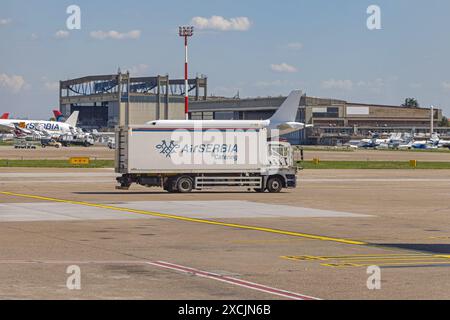 Belgrado, Serbia - 28 maggio 2024: Air Serbia Catering Truck presso l'aeroporto Nikola Tesla di Tarmac. Foto Stock