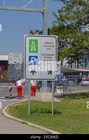 Belgrado, Serbia - 28 maggio 2024: Cartello con le frecce di direzione gratuito per cinque minuti al Terminal partenze dell'aeroporto Nikola Tesla Parcheggio Surcin. Foto Stock