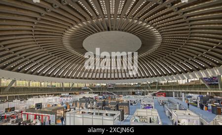 Belgrado, Serbia - 22 aprile 2024: Fiera dell'industria edile SeeBee Expo in Big concrete Structure Hall One. Foto Stock