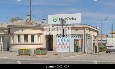 Sabac, Serbia - 4 aprile 2024: Ingresso numero uno all'Elixir Zorka Group Fertilizer Supplier Chemical Industry Factory Building in occasione del Spring Day. Foto Stock