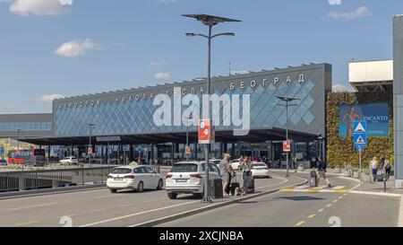 Belgrado, Serbia - 28 maggio 2024: Nuovo edificio dell'aeroporto Nikola Tesla e terminal partenze Surcin. Foto Stock