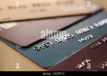 Carte di credito diverse sul tavolo, vista macro Foto Stock