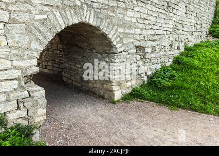 Muro di pietra della fortezza con un ingresso vuoto. Cremlino di Pskov, Russia. Antica architettura russa classica Foto Stock