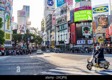 Un assaggio del famoso incrocio di Shibuya senza persone che camminano, solo una moto, Tokyo, Giappone Foto Stock