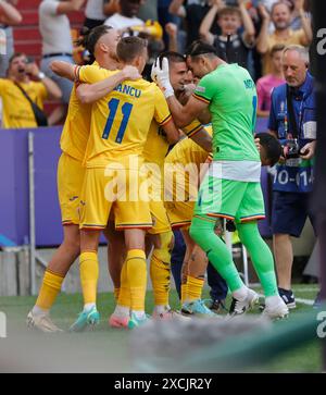 Monaco, Germania. 17 giugno 2024. I giocatori rumeni festeggiano il punteggio ottenuto durante la partita UEFA Euro 2024 del gruppo e tra Romania e Ucraina a Monaco di Baviera, Germania, il 17 giugno 2024. Crediti: Philippe Ruiz/Xinhua/Alamy Live News Foto Stock