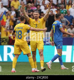 Monaco, Germania. 17 giugno 2024. Razvan Marin (L) di Romania festeggia con il suo compagno di squadra Radu Dragusin (C) dopo la partita UEFA Euro 2024 del gruppo e tra Romania e Ucraina a Monaco, Germania, il 17 giugno 2024. Crediti: Philippe Ruiz/Xinhua/Alamy Live News Foto Stock