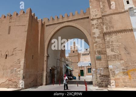 L'antica porta fortificata di Sfax Medina, conosciuta come Beb Diwan o Bab el Bhar, è l'accesso alla città vecchia e al tipico suk tunisino di Sfax, Tunisia Foto Stock