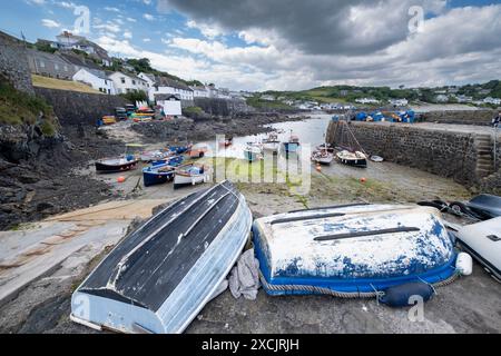 L'affascinante piccolo villaggio di pescatori di Coverack sulla costa meridionale della Cornovaglia, in Inghilterra. Barche da pesca ormeggiate nel piccolo porto con la bassa marea. Foto Stock