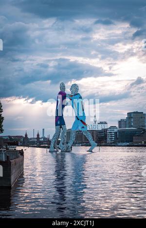 BERLINO - 16 GIUGNO 2024: Vestito per l'inizio del Campionato europeo: Berlin 'Molecule Man' indossa maglie da calcio. Sullo sfondo la Berlino Foto Stock