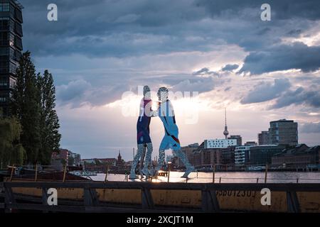 BERLINO - 16 GIUGNO 2024: Vestito per l'inizio del Campionato europeo: Berlin 'Molecule Man' indossa maglie da calcio. Tramonto con vista del sole e. Foto Stock