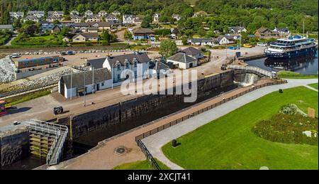 Chiusa del canale Caledoniano presso il bacino di Corpach sul lago Linnhe, due coppie di porte arrugginite del lago e nave ormeggiata Lord of the Glens Foto Stock