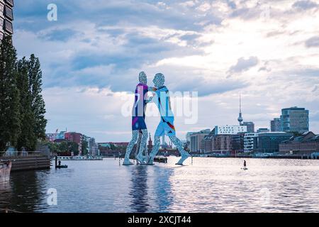 BERLINO - 16 GIUGNO 2024: Vestito per l'inizio del Campionato europeo: Berlin 'Molecule Man' indossa maglie da calcio. Al fiume una pedina in piedi Foto Stock