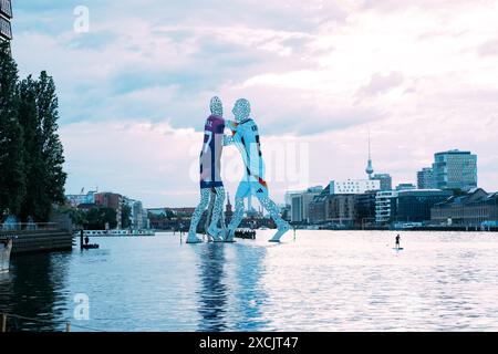 BERLINO - 16 GIUGNO 2024: Vestito per l'inizio del Campionato europeo: Berlin 'Molecule Man' indossa maglie da calcio. Al fiume c'è un pa in piedi Foto Stock