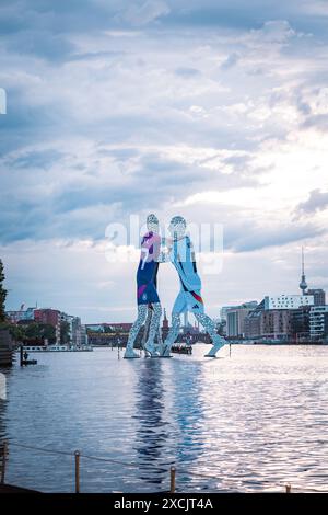 BERLINO - 16 GIUGNO 2024: Vestito per l'inizio del Campionato europeo: Berlin 'Molecule Man' indossa maglie da calcio. Sullo sfondo la Berlino Foto Stock