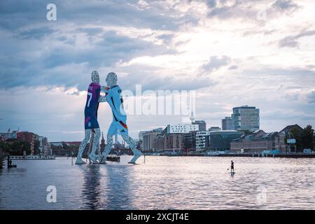 BERLINO - 16 GIUGNO 2024: Vestito per l'inizio del Campionato europeo: Berlin 'Molecule Man' indossa maglie da calcio. Al fiume c'è un pa in piedi Foto Stock