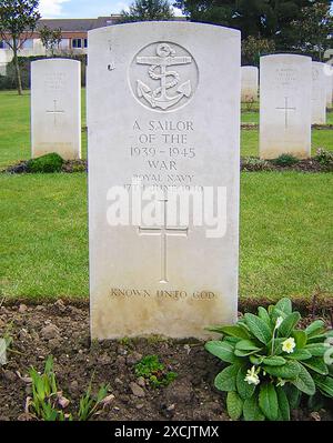 Pornic, Francia. Giugno 16,2024: Tomba anonima di un "marinaio della Royal Navy" nel Commonwealth War Cemetery, che morì durante l'affondamento del transatlantico della Cunard Line RMS Lancastria, requisita come nave da truppa, il 17 giugno 1940 nei pressi di St Nazaire. Ogni anno si celebrano commemorazioni di questa tragedia, che era stata censurata dalle notizie inglesi su ordine di Churchill. Questo disastro in mare che ha ucciso 4000/7000 vittime è la più grande perdita di vite umane di una nave nella storia marittima britannica, corpi di soldati e marinai lavati sulle spiagge francesi per mesi. Crediti: Kevin Izorce/Alamy Live News Foto Stock