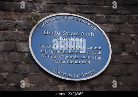 Targa che ricorda le 77 persone uccise da una bomba mentre si rifugiavano in un arco ferroviario a Druid Street, Southwark, Londra, Regno Unito Foto Stock