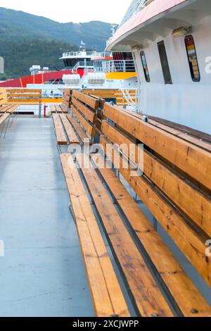 posti a sedere vuoti sulla terrazza del traghetto, porto Foto Stock