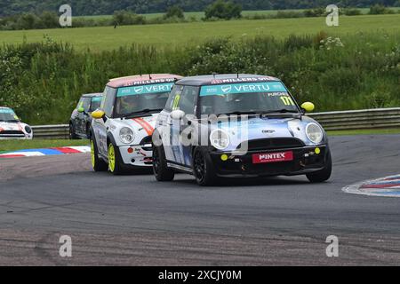 Leo Purches, MINI Cooper R50, Graves Motorsport, 2024 Vertu MINI Challenge Trophy, tre gare di venti minuti nel fine settimana, gare monomarca, a Foto Stock