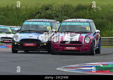 Corse molto vicine, Ashley Gregory, MINI Cooper R50, Ashley Gregory Racing, Leo Purches, MINI Cooper R50, Graves Motorsport, Vertu MINI Challenge 2024 Foto Stock