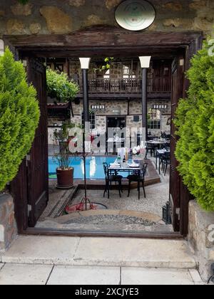 Antalya, Turchia - 22 aprile 2024, piccolo ristorante Du Bastion dal design interessante con pavimento a mosaico e piccola piscina interna, Foto Stock