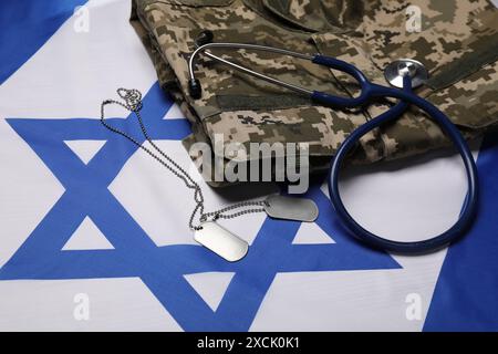 Stetoscopio, tag e uniforme militare sulla bandiera di Israele Foto Stock