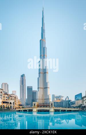 dubai, vae - 02. giugno 2024 il famoso burj khalifa alla luce del mattino presto Foto Stock