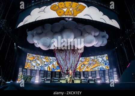 Milano, Italia. 16 giugno 2024. La rock band americana GREEN DAY si esibisce dal vivo sul palco dell'Ippodromo SNAI la Maura durante il ! I-Days Milano Coca-Cola 2024'. Crediti: Rodolfo Sassano/Alamy Live News Foto Stock