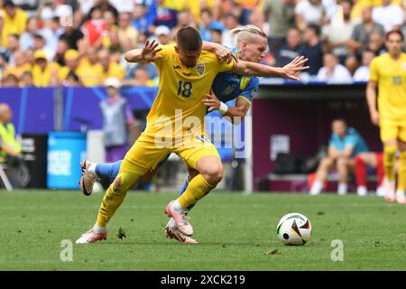 MONACO DI BAVIERA, GERMANIA - 17 GIUGNO: Razvan Marin di Ramania e Mykhailo Mudryk dell'Ucraina durante la partita a gironi di UEFA EURO 2024 tra Romania e Ucraina al Munich Football Arena il 17 giugno 2024 a Monaco, Germania.240617 SEPA 24 032 - 20240617 PD8647 credito: APA-PictureDesk/Alamy Live News Foto Stock