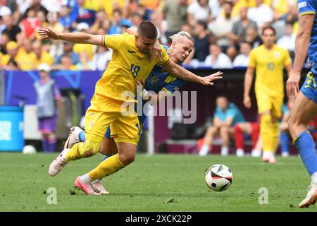 MONACO, GERMANIA - 17 GIUGNO: Razvan Marin di Ramania e Mykhailo Mudryk dell'Ucraina durante la partita a gironi di UEFA EURO 2024 tra Romania e Ucraina al Munich Football Arena il 17 giugno 2024 a Monaco, Germania.240617 SEPA 24 033 - 20240617 PD8648 credito: APA-PictureDesk/Alamy Live News Foto Stock