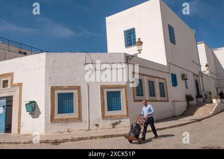 Tunisi, Tunisia 4 maggio 2024 finestre dipinte di blu e pareti bianche di architettura tunisina nella Medina di Tunisi, designata dall'UNESCO Foto Stock