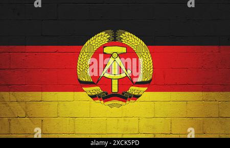 Bandiera della Germania dell'Est (RDA) dipinta su un muro di cemento. Foto Stock