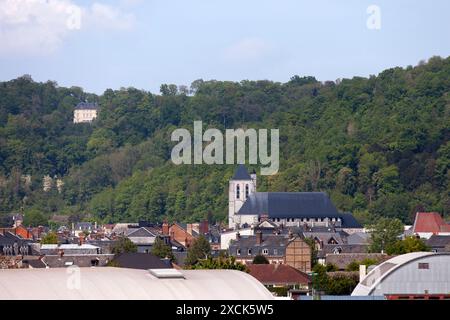 La chiesa di Saint-Ouen è una chiesa parrocchiale situata in rue de la République, l'arteria principale del centro storico di Pont-Audemer nel dipartimento dell'EUR Foto Stock