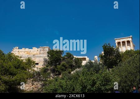 20.05.2024, xovx, Reise, Architektur, Athen - Griechenland Blick auf die Festungs- und Tempelanlage der Akropolis von Athen, der Hauptsatdt Griechenlands. Der Begriff Akropolis Oberstadt, auch Akropole genannt, bezeichnet im ursprünglichen Sinn den zu einer antiken griechischen Stadt gehörenden Burgberg beziehungsweise die Wehranlage, die zumeist auf der höchsten Erhebung nahe der Stadt erbaut wurde. Die Akropolis von Athen ist die bekannteste der Welt. Athen Akropolis Athen Griechenland *** 20 05 2024, xovx, viaggi, architettura, Atene Grecia Vista della fortezza e del complesso del tempio dell'AC Foto Stock